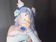 Jolie fille prend selfie en se doigtant la chatte