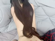 Un couple chinois fait l'amour sur le lit