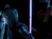 Une belle femme asiatique et des hommes noirs dansent