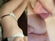 Une fille aux gros seins se masturbe