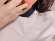Une mignonne jeune femme asiatique prend un selfie, mettant en valeur sa belle poitrine