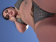 Fontaine avec ciel bleu clair et étang - Elena Koshka