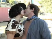 Slutty cowgirl lady avoir des relations sexuelles à l’extérieur